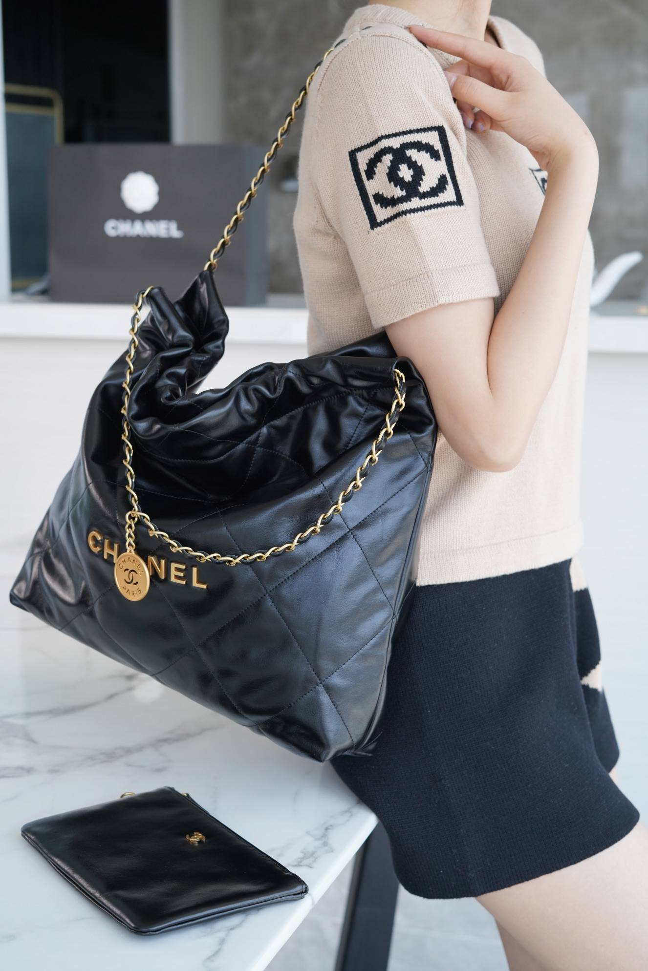 Chanel 22P cow leather medium handbag